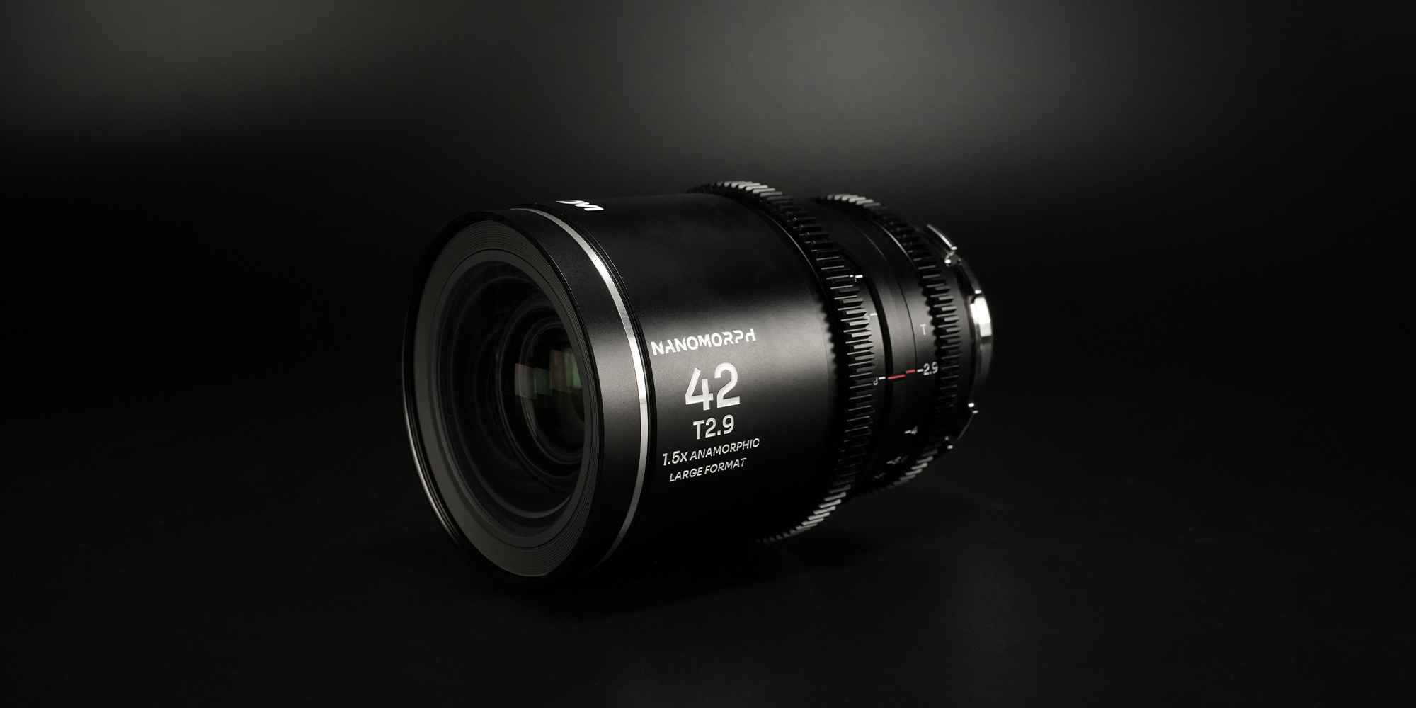 Obiektyw Laowa Nanomorph 42 mm T2,9 1,5x LF Silver do Arri PL / Canon EF zdjęcie produktowe na czarnym tle